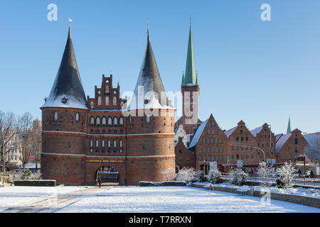 Die Backsteingotik City Gate Holstentor/Holstein Tor in der Hansestadt Lübeck im Winter, Schleswig-Holstein, Deutschland Stockfoto