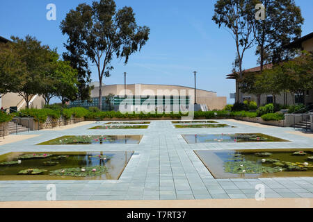 ALISO Viejo, Kalifornien, 4. Mai 2019: Reflexion Pools auf dem Gelände der Soka Universität. Stockfoto