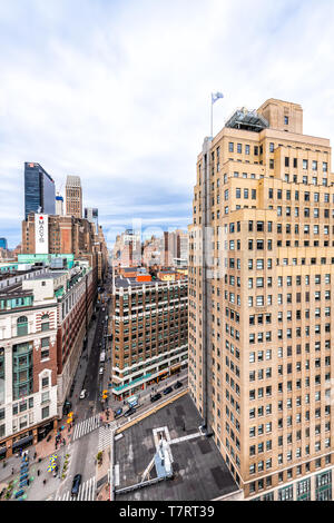 New York City, USA - 7. April 2018: Die vertikale Ansicht von Urban cityscape Dachterrasse Gebäude Wolkenkratzer Turm mit Straße in der Herald Square in Midtown mit Macy's Stockfoto