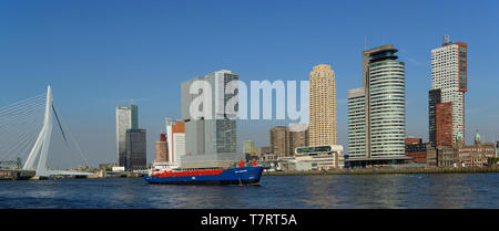 Rotterdam, Niederlande - 2018-07-23: Blick von parkkade in Richtung Fluss Nieuwe Maas, Erasmus Brücke und Kop van Zuid - Stockfoto