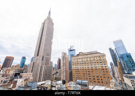 New York City, USA - 7. April 2018: Skyline skyline Panorama von Midtown NYC mit Empire State Building bei Tag ikonischen Gebäude in New York Herald Squa Stockfoto