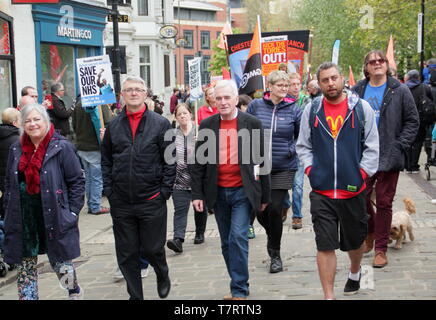 Chesterfield, Derbyshire, UK. 6. Mai 2019. John McDonnell, britische Labour-Politiker und Schatten der Finanzminister über die jährliche Chesterfield May Day Parade vor dem Sprechen auf der Kundgebung, die von Gewerkschaften, darunter der TUC und ASLEF unterstützt wurde. Zu den Rednern gehörten: Arbeit MP für Chesterfield, Toby Perkins Stockfoto
