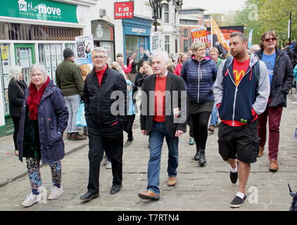 Chesterfield, Derbyshire, UK. 6. Mai 2019. John McDonnell, britische Labour-Politiker und Schatten der Finanzminister über die jährliche Chesterfield May Day Parade vor dem Sprechen auf der Kundgebung, die von Gewerkschaften, darunter der TUC und ASLEF unterstützt wurde. Zu den Rednern gehörten: Arbeit MP für Chesterfield, Toby Perkins Stockfoto