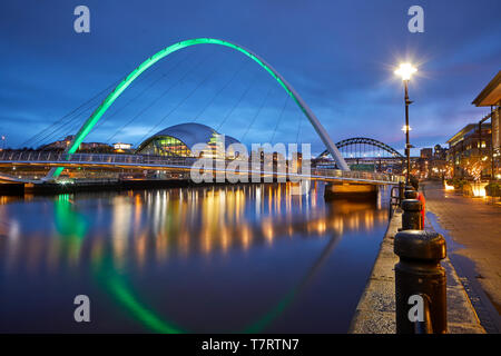 Iconic Newcastle upon Tyne Quayside waterfront landmark Millennium Bridge über den Fluss Tyne und Sage Gateshead, die Tyne Bridge suchen Stockfoto