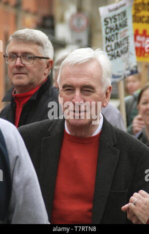 Chesterfield, Derbyshire, UK. 6. Mai 2019. John McDonnell, britische Labour-Politiker und Schatten der Finanzminister über die jährliche Chesterfield May Day Parade vor dem Sprechen auf der Kundgebung, die von Gewerkschaften, darunter der TUC und ASLEF unterstützt wurde. Zu den Rednern gehörten: Arbeit MP für Chesterfield, Toby Perkins Stockfoto
