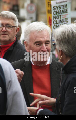 Chesterfield, Derbyshire, UK. 6. Mai 2019. John McDonnell, britische Labour-Politiker und Schatten der Finanzminister über die jährliche Chesterfield May Day Parade vor dem Sprechen auf der Kundgebung, die von Gewerkschaften, darunter der TUC und ASLEF unterstützt wurde. Zu den Rednern gehörten: Arbeit MP für Chesterfield, Toby Perkins Stockfoto