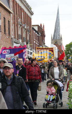 Chesterfield, Derbyshire, UK. 6. Mai 2019. Marchers Parade im Chesterfield Tag der Rallye, die von Gewerkschaften, darunter der TUC und ASLEF unterstützt wurde. Referenten waren die britischen Politiker John McDonnell; Schatten der Schatzkanzler und Toby Perkins, MP für Chesterfield Stockfoto