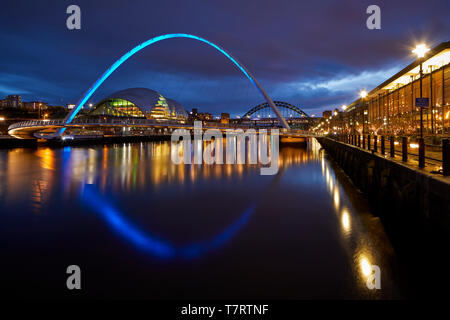 Iconic Newcastle upon Tyne Quayside waterfront landmark Millennium Bridge über den Fluss Tyne und Sage Gateshead, die Tyne Bridge suchen Stockfoto