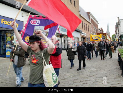 Chesterfield, Derbyshire, UK. 6. Mai 2019. Marchers Parade im Chesterfield Tag der Rallye, die von Gewerkschaften, darunter der TUC und ASLEF unterstützt wurde. Referenten waren die britischen Politiker John McDonnell; Schatten der Schatzkanzler und Toby Perkins, MP für Chesterfield Stockfoto