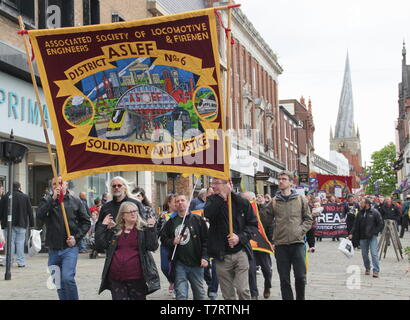 Chesterfield, Derbyshire, UK. 6. Mai 2019. Marchers Parade im Chesterfield Tag der Rallye, die von Gewerkschaften, darunter der TUC und ASLEF unterstützt wurde. Referenten waren die britischen Politiker John McDonnell; Schatten der Schatzkanzler und Toby Perkins, MP für Chesterfield Stockfoto