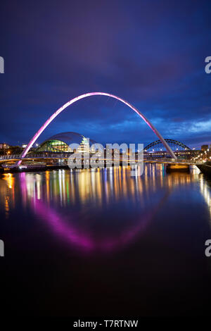 Iconic Newcastle upon Tyne Quayside waterfront landmark Millennium Bridge über den Fluss Tyne und Sage Gateshead, die Tyne Bridge suchen Stockfoto
