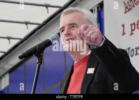 Chesterfield, Derbyshire, UK. 6. Mai 2019. John McDonnell, britische Labour-Politiker und Schatten der Finanzminister spricht an der jährlichen Chesterfield Tag der Rallye. Durch Gewerkschaften, darunter der TUC und ASLEF, andere Redner unterstützte Arbeit MP für Chesterfield, Toby Perkins Stockfoto