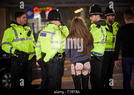 Iconic Newcastle upon Tyne uniformierte Polizisten der Nachtschicht arbeiten Stockfoto