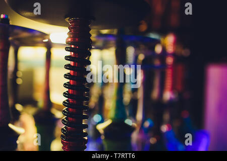 Leere Glas Wasserpfeifen unter dem Licht von Neon vor dem Hintergrund der Restaurant. schönen Rahmen Text einzufügen. Stockfoto