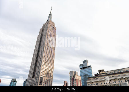 New York City, USA - 7. April 2018: die Skyline von Midtown NY mit Empire State Building bei Tag in New York Herald Square ein hohes Spire Weitwinkel Stockfoto