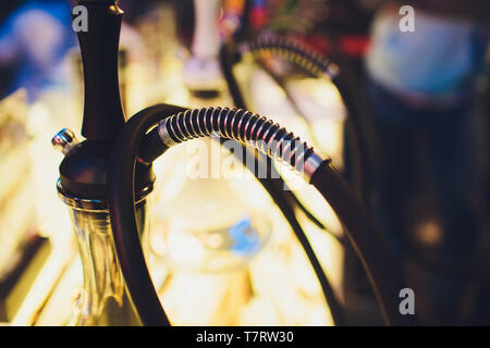 Leere Glas Wasserpfeifen unter dem Licht von Neon vor dem Hintergrund der Restaurant. schönen Rahmen Text einzufügen. Stockfoto