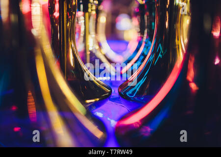 Leere Glas Wasserpfeifen unter dem Licht von Neon vor dem Hintergrund der Restaurant. schönen Rahmen Text einzufügen. Stockfoto