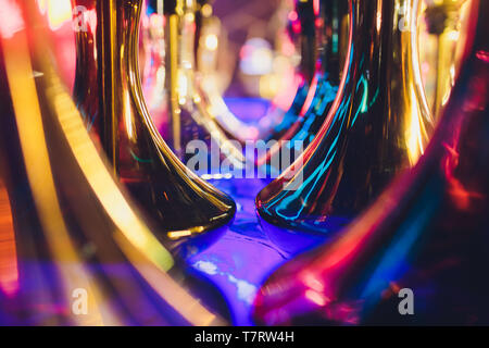 Leere Glas Wasserpfeifen unter dem Licht von Neon vor dem Hintergrund der Restaurant. schönen Rahmen Text einzufügen. Stockfoto