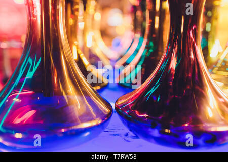 Leere Glas Wasserpfeifen unter dem Licht von Neon vor dem Hintergrund der Restaurant. schönen Rahmen Text einzufügen. Stockfoto