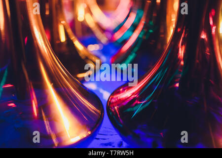 Leere Glas Wasserpfeifen unter dem Licht von Neon vor dem Hintergrund der Restaurant. schönen Rahmen Text einzufügen. Stockfoto