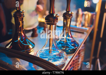 Leere Glas Wasserpfeifen unter dem Licht von Neon vor dem Hintergrund der Restaurant. schönen Rahmen Text einzufügen. Stockfoto