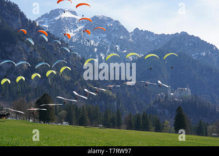 Gleitschirm- und Drachenflieger Neuschwanstein compilation, Alpen Stockfoto