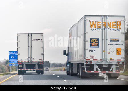 Genga, USA - April 6, 2018: Blau Rastplatz Ausfahrt auf der Autobahn 15 in Pennsylvania und Maryland mit Werner Transport Lkw auf der Straße Stockfoto