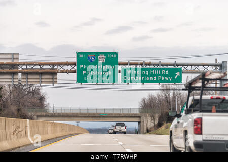 Mechanicsburg, USA - April 6, 2018: Abgabe 76 turnpike Ausfahrt auf der Autobahn 15 in Pennsylvania mit Autos Verkehr auf bewölkten Tag Stockfoto