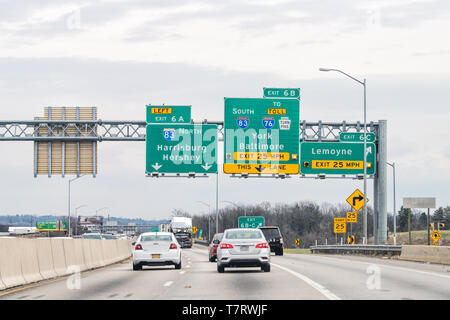 Harrisburg, USA - April 6, 2018: Ausfahrt auf dem Highway 83 North in Pennsylvania mit Autos Verkehr auf bewölkten Tag für Hershey York und Baltimore Stockfoto