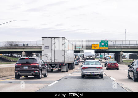 Harrisburg, USA - April 6, 2018: Verkehr mit Zeichen auf dem Highway 83 North in Pennsylvania mit Autos und Lkw an bewölkten Tag Stockfoto