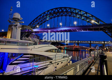 Iconic Newcastle upon Tyne Quayside waterfront Boote Liegeplatz am Fluss Tyne Stockfoto