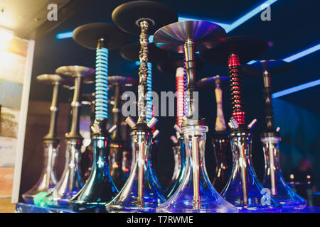 Leere Glas Wasserpfeifen unter dem Licht von Neon vor dem Hintergrund der Restaurant. schönen Rahmen Text einzufügen. Stockfoto