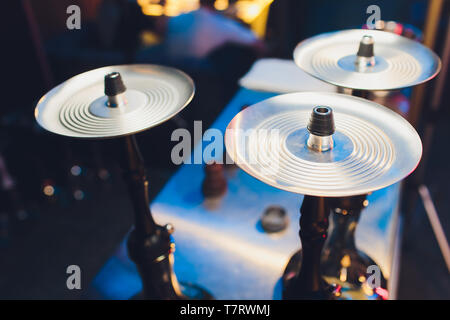 Leere Glas Wasserpfeifen unter dem Licht von Neon vor dem Hintergrund der Restaurant. schönen Rahmen Text einzufügen. Stockfoto
