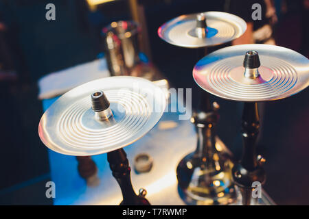 Leere Glas Wasserpfeifen unter dem Licht von Neon vor dem Hintergrund der Restaurant. schönen Rahmen Text einzufügen. Stockfoto