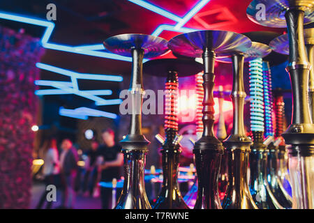 Leere Glas Wasserpfeifen unter dem Licht von Neon vor dem Hintergrund der Restaurant. schönen Rahmen Text einzufügen. Stockfoto
