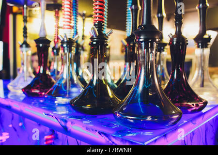 Leere Glas Wasserpfeifen unter dem Licht von Neon vor dem Hintergrund der Restaurant. schönen Rahmen Text einzufügen. Stockfoto