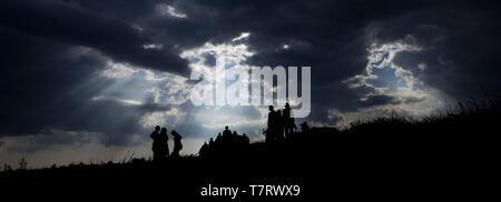 Sonnenstrahlen Menschen beleuchten. Die Zuwanderung von Menschen. Stockfoto