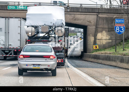 Harrisburg, USA - April 6, 2018: Verkehr mit Highway 83 North Zeichen in Pennsylvania mit Pkw und Lkw auf Pendeln Stockfoto