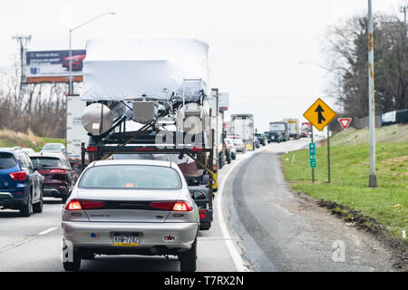 Harrisburg, USA - April 6, 2018: Starker Verkehr mit Highway 83 North Zeichen in Pennsylvania mit Pkw und Lkw auf Pendeln Stockfoto