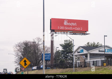 Harrisburg, USA - April 6, 2018: Küken-fil-ein Zeichen auf der Autobahn 83 in Pennsylvania mit i283 South Exit Stockfoto