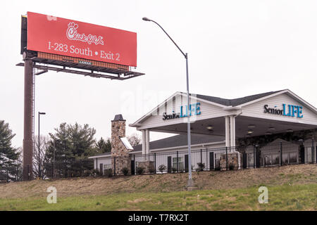 Harrisburg, USA - April 6, 2018: Küken-fil-ein rotes Schild auf der Autobahn 83 in Pennsylvania mit i283 South Exit Stockfoto