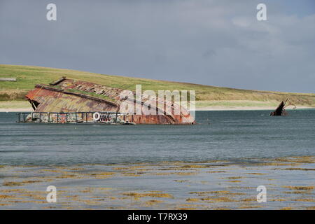 Ein rosten, versunkene Welt Krieg 2 Block Schiff (mit Sprungturm) von Churchill Barrier Nr. 3 zwischen Glims Holm und Burray in Orkney, Schottland, Großbritannien Stockfoto