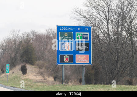 Harrisburg, USA, 6. April 2018: Die ländlichen Pennsylvania Landschaft im Frühling mit blau Ausfahrt auf der Autobahn für Unterbringung mit La Quinta, Motel 6 und Econo Stockfoto