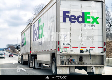 Hamburg, Deutschland - 6. April 2018: Highway 78 in Pennsylvania Road mit großen FedEx LKW und Autos im Verkehr Stockfoto