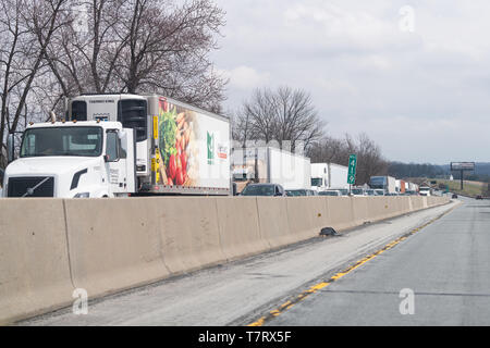 Hamburg, Deutschland - 6. April 2018: Verkehr mit Lkw auf der Autobahn 78 in Pennsylvania mit Fahrzeuge warten auf bewölkten Tag Stockfoto