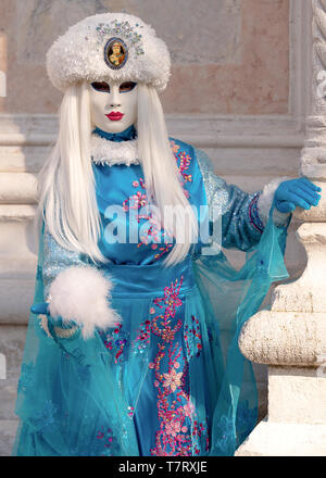 Nachtschwärmer in traditionellen aufwändige Maske und Kostüm Karneval in Venedig (Carnevale di Venezia). Venedig, Venetien, Italien, Europa Stockfoto