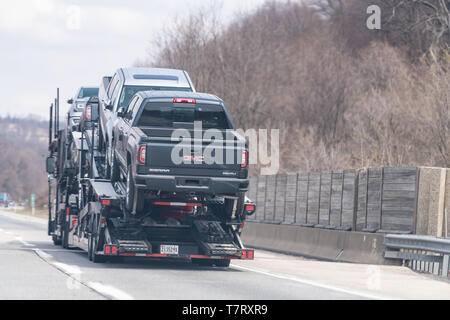 Breiningsville, USA - April 6, 2018: Highway 78 East in Pennsylvania mit Autos Verkehr auf bewölkten Tag Abschleppwagen Stockfoto