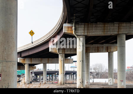 Newark, USA - April 6, 2018: Straße Überführung auf dem Highway 78 East in New Jersey industrielle Grunge unter Ansicht Stockfoto
