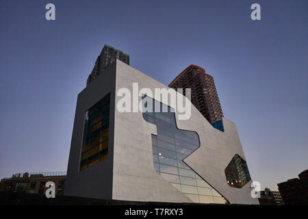 Die Queens Library unter Jägern zeigen von Steven Holl Architects Stockfoto