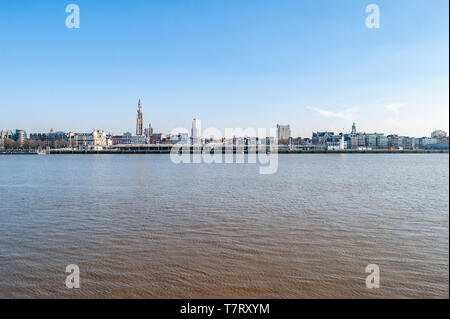 Belgien, Antwerpen - 15 Februar 2015: Stadtbild von Antwerpen ab Linkeroever gesehen Stockfoto